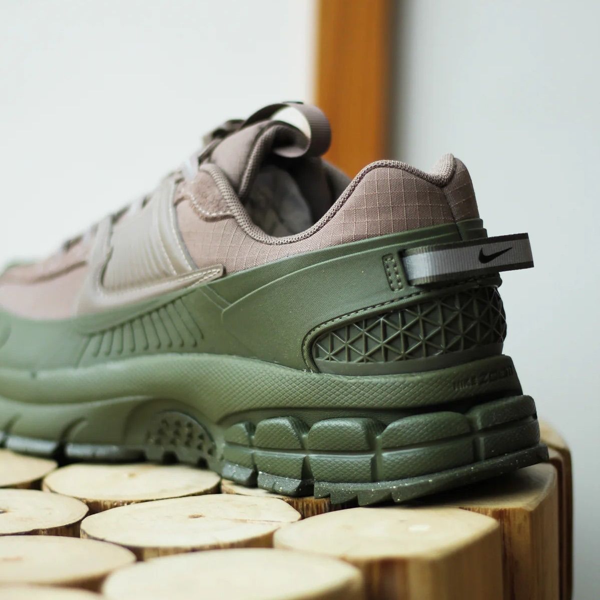 Nike Zoom Vomero 5 Roam – Sneakers Premium